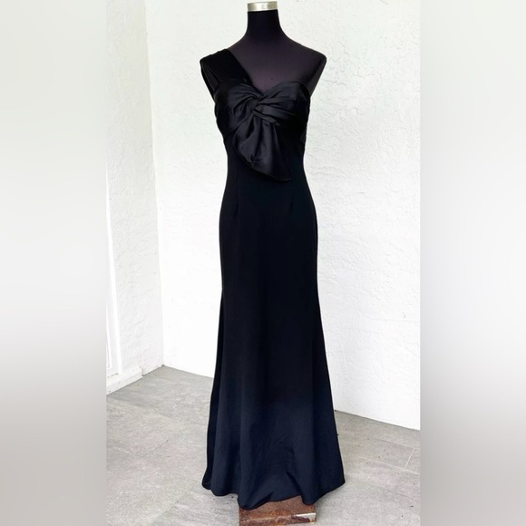 Mac Duggal
Half-Bow Bodice Trumpet Gown size 6 - Picture 8 of 8